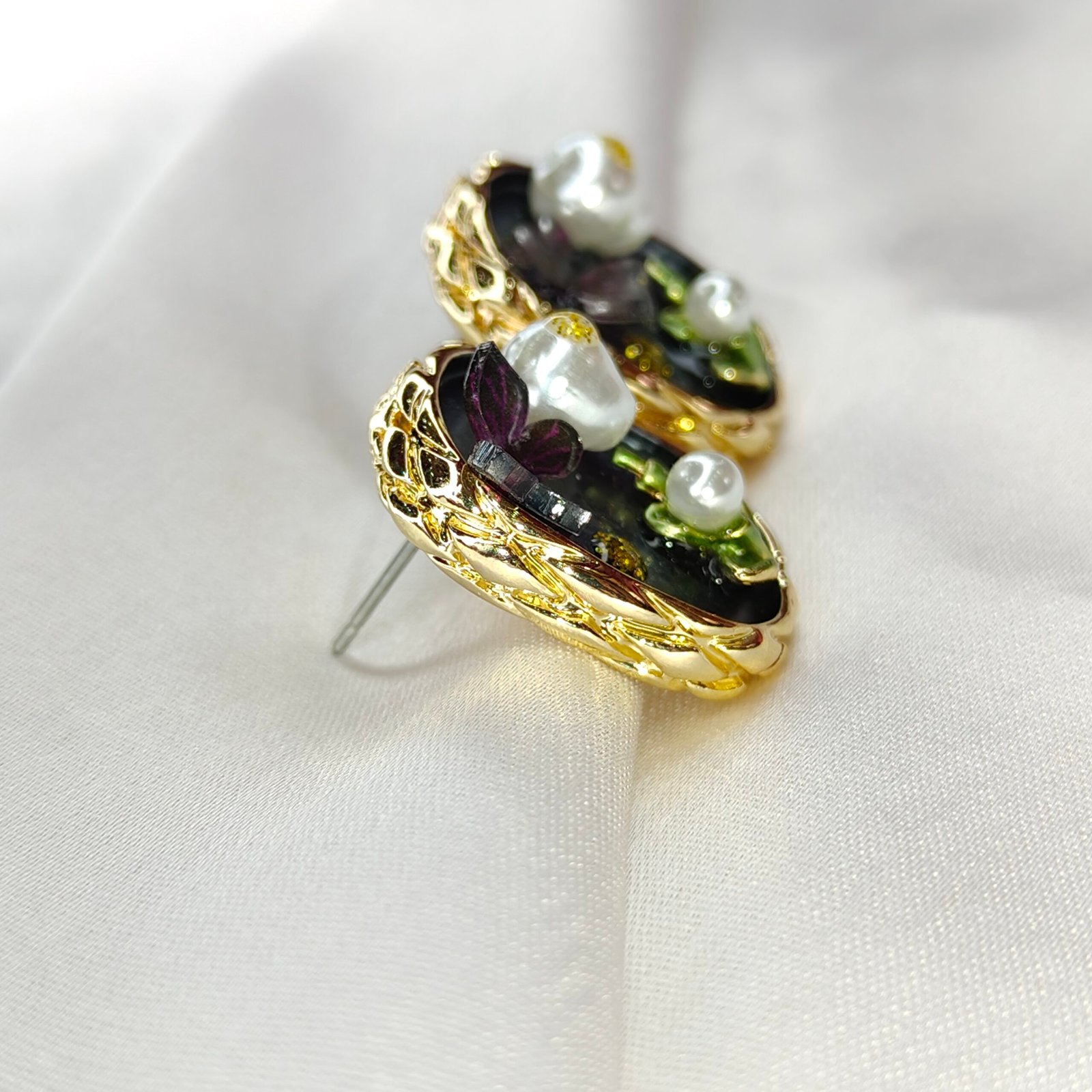 Vintage Floral Pearl Stud Earrings Gray with Gold Frame thumb3